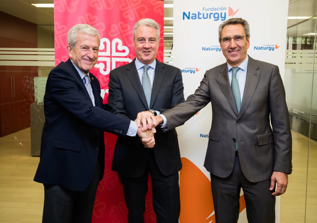El presidente de Cáritas, Manuel Bretón, el Vicepresidente de la Fundación Naturgy y director general de Comunicación y Relaciones Institucionales de la compañía energética, Jordi Garcia Tabernero, y el director general de la Fundación, Martí Solà.