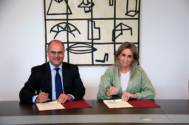 O director Xeral de NEDGIA Castilla-La Mancha, Miguel Martín de Pinto, e a a alcaldesa de Toledo, Milagros Tolón.