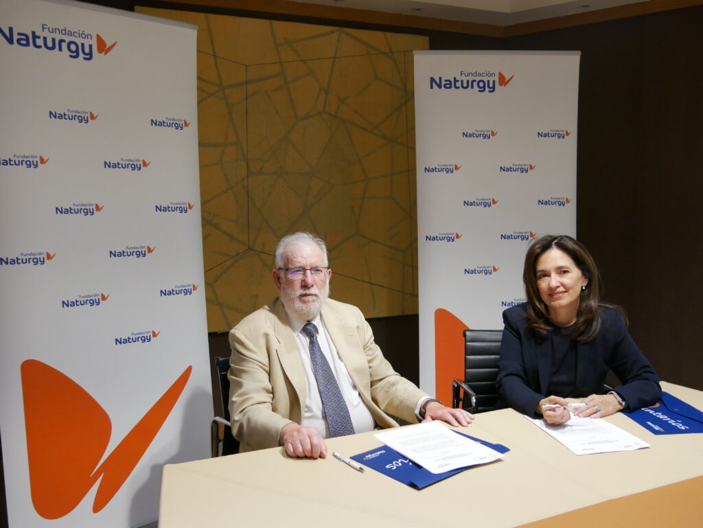 Carlos Berzosa, presidente de CEAR, e María Eugenia Coronado, directora xeral da Fundación Naturgy.