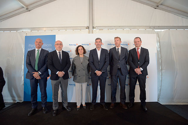 De izquierda a derecha: El viceconsejero de Industria, Energía y Conocimiento; el presidente del Cabildo, Antonio Morales, la directora de Generación de Naturgy, Ana Peris, el presidente del Gobierno de Canarias, Fernando Clavijo, el responsable de desarrollo de renovables en Canarias de Naturgy, Sergio Auffray, y el alcalde de Agüimes, Óscar Hernández.
