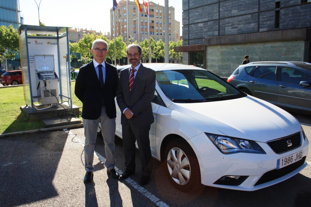 O director xeral de Enerxía e Minas da Xunta de Castela e León, Ricardo González Mantero, e o director xeral de NEDGIA Castilla y León, Juan Antonio Pazos Arranz, inauguran a gasineira de GNC.