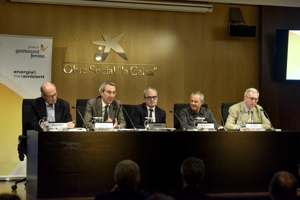 De esq. a dta., Mariano Marzo, catedrático de Estratigrafía e profesor de Recursos Enerxéticos e Xeoloxía do Petróleo na Universitat de Barcelona e un dos autores do libro; Martí Solà, director xeral da Fundación GAS NATURAL FENOSA; Josep Ollé, director do Palau Macaya da Obra Social ‘la Caixa’; Xavier Querol, coordinador da publicación e profesor de Investigación do Consello Superior de Investigacións Científicas no Instituto de Diagnóstico Ambiental e Estudos da Auga (IDAEA-CSIC) e Xavier Baldasano, catedrático de Enxeñaría Ambiental na Universitat Politécnica de Cataluña e autor do libro.