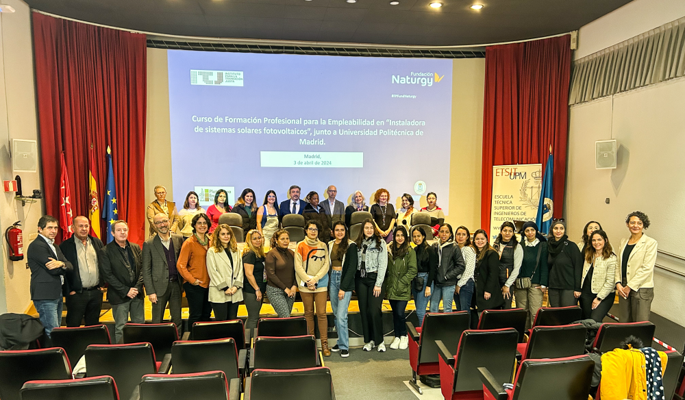 Participantes en el acto de inauguración de la segunda edición de formación en instalaciones fotovoltaicas para mujeres desempleadas